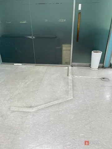 가벽을 철거한 뒤 바닥에 남은 벽체 자리 자국